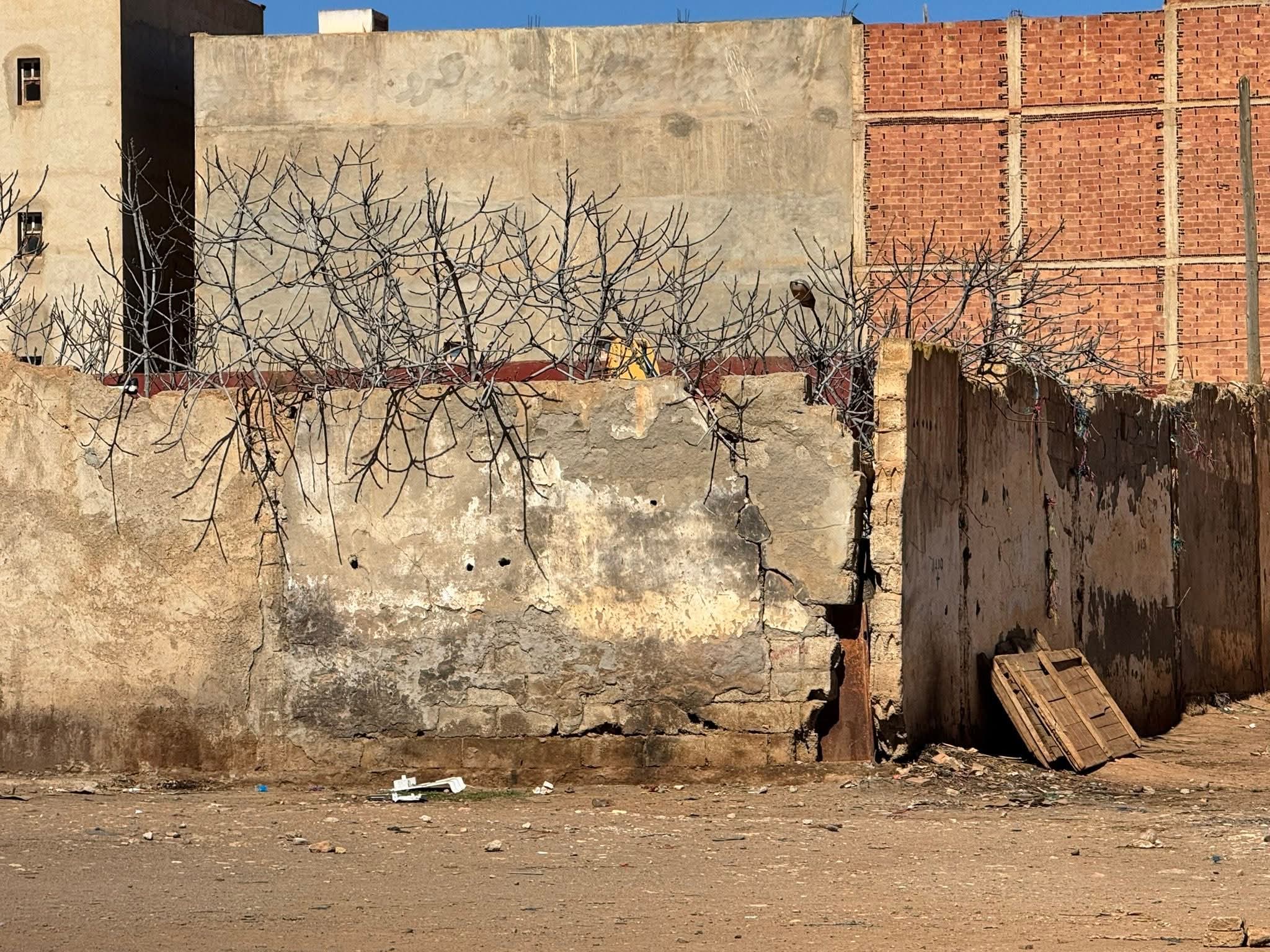 سور المحجز البلدي ببن الطيب آيل للسقوط.. مطالب بتدخل عاجل وتأهيل شامل للمرفق سور المحجز البلدي ببن الطيب آيل للسقوط.. مطالب بتدخل عاجل وتأهيل شامل للمرفق