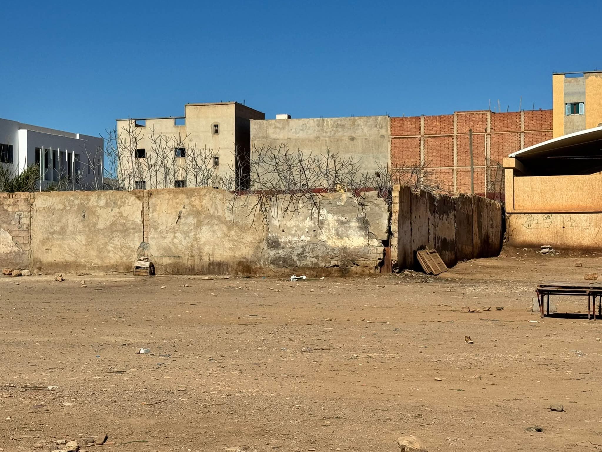 سور المحجز البلدي ببن الطيب آيل للسقوط.. مطالب بتدخل عاجل وتأهيل شامل للمرفق سور المحجز البلدي ببن الطيب آيل للسقوط.. مطالب بتدخل عاجل وتأهيل شامل للمرفق